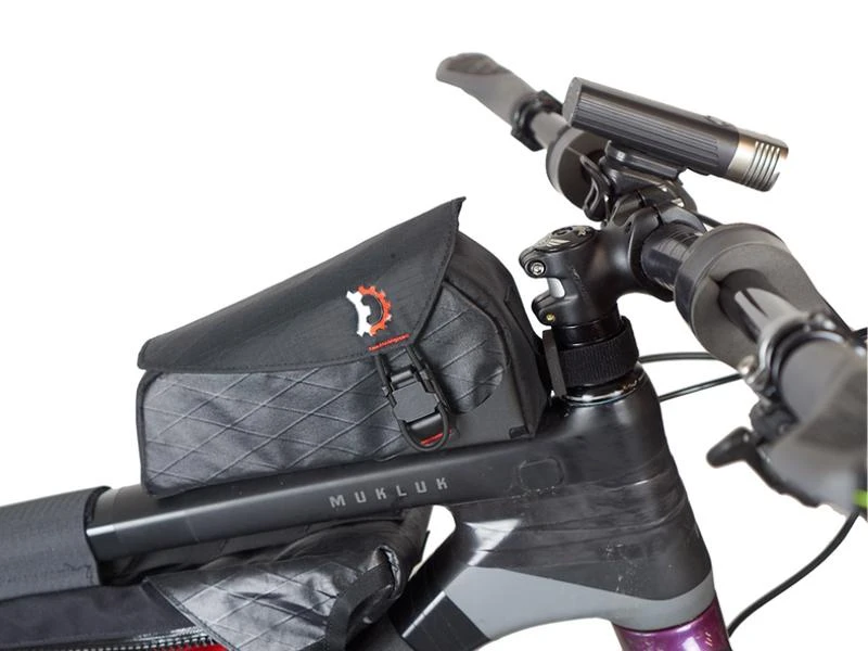 Revelate-designs Revelate Designs Mag Tank Bolt On EcoPac Oberrohrtasche, 1L, Black 4 Revelate-designs Revelate Designs Mag Tank Bolt On EcoPac Oberrohrtasche, 1L, Black – Bild 2